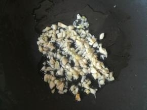 热锅凉油，放入蒜末煸香