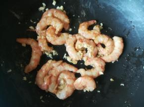 放入虾仁，炒至变色