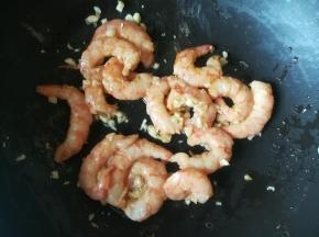 放入虾仁，炒至变色