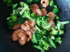 放入西兰花，翻炒均匀