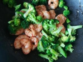 放入西兰花，翻炒均匀