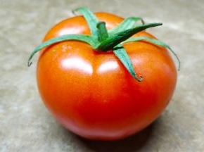 番茄一个洗干净切块