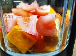 等南瓜块、番茄块放入破壁机壶里