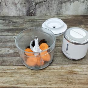 洗净的胡萝卜，木耳放入绞肉机中搅拌成沫备用