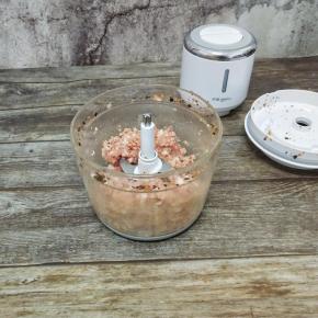 把猪肉也搅拌成末，倒入碗中