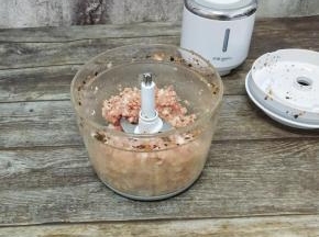 把猪肉也搅拌成末，倒入碗中