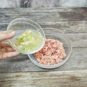 分多次加入葱姜水