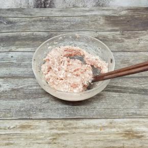 用筷子顺时针搅拌上劲