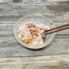 加生抽，老抽少许香油调味，再次搅拌均匀
