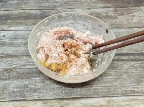 加生抽，老抽少许香油调味，再次搅拌均匀