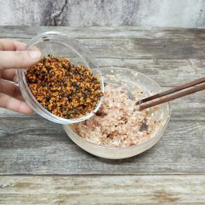 最后加入香菇，胡萝卜拌匀，馅料就做好了，做好的馅料比较软，可以提前放入冰箱冷冻半小时，包的时候比较好操作