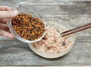 最后加入香菇，胡萝卜拌匀，馅料就做好了，做好的馅料比较软，可以提前放入冰箱冷冻半小时，包的时候比较好操作