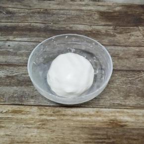 糯米粉加温水和成团，温水不要一次性加太多，慢慢的加和好的面团像耳垂一样的柔软