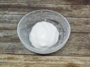 糯米粉加温水和成团，温水不要一次性加太多，慢慢的加和好的面团像耳垂一样的柔软