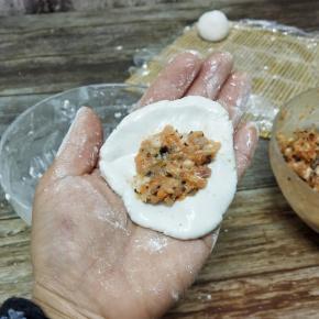 一小块面团捏扁，放上馅料