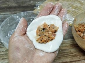 一小块面团捏扁，放上馅料