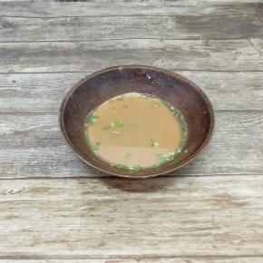 煮汤圆的期间准备好清汤，一勺生抽，几滴香油两勺，煮汤圆的汤水和少许葱花