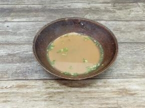 煮汤圆的期间准备好清汤，一勺生抽，几滴香油两勺，煮汤圆的汤水和少许葱花