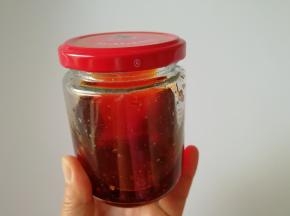 如果觉得红油太多可以滤出来一些，装在瓶子里，拌凉菜拌包子饺子馅做火锅蘸料都没有问题，味道特别香。