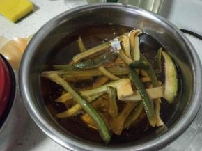 腌渍好的萝卜干用清水浸泡。