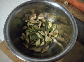 直接放入准备好的小盆内，倒入生抽浸泡备用。