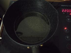 准备个小锅，加入一勺植物油加热。