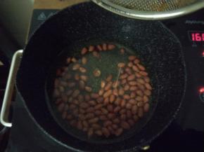 倒入锅内炸香。