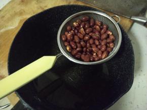 彻底把油控干后放凉压碎备用。