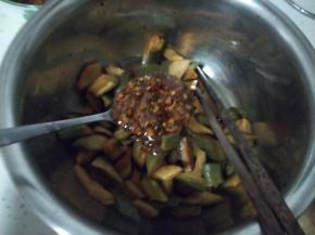 在小盆内加入一勺自制的辣椒油。