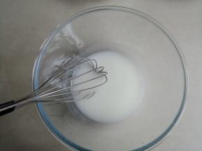 水和油倒入盆里，乳化好，搅拌成乳白色