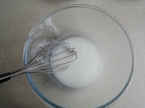 水和油倒入盆里，乳化好，搅拌成乳白色