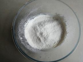 将面粉用筛网过筛进去