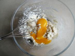 划Z字，拌成不见干粉即可，将蛋黄分两次倒入