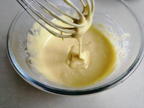 拌好之后再倒入剩下的蛋黄再拌匀