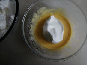 蛋清里分3次加入，用电动打蛋器打发至偏中性发泡，如果是做蛋糕卷就打至湿性发泡即可。取1/3打发好的蛋白霜到蛋黄糊里，用刮刀从底部向上翻拌并切拌均匀