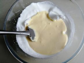 将拌好的蛋糕糊倒入剩余蛋白霜里