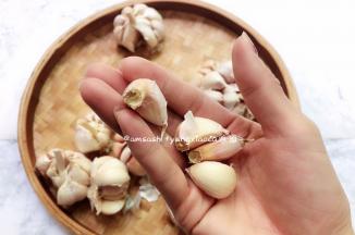 把蒜头外皮撕掉，有坏的也一并捡去，蒜头掰开，掰的时候尽量不要带着蒜头硬的部位，要不还得把硬的部分切除，下面的才好操作