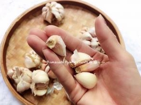 把蒜头外皮撕掉，有坏的也一并捡去，蒜头掰开，掰的时候尽量不要带着蒜头硬的部位，要不还得把硬的部分切除，下面的才好操作