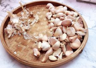 把所有的蒜头都先掰好