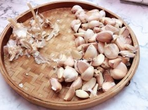 把所有的蒜头都先掰好