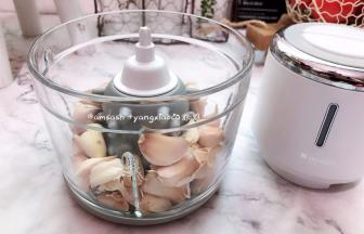 先把一部分掰好的蒜头放入料理机中，用到剥蒜器来剥掉蒜的外皮，剥好的蒜头倒出来用水冲洗一下，把蒜头挑出来