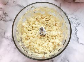 把洗好的蒜头沥干水分，把蒜头放入料理机打碎，按下打磨功能10秒就好