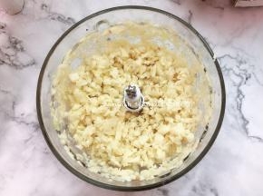 把洗好的蒜头沥干水分，把蒜头放入料理机打碎，按下打磨功能10秒就好