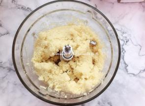 然后打开用刮刀刮均匀之后再打个10秒就可以了，千万别打太久，打太久就变成蒜泥了