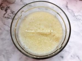 打好的蒜碎加清水搅拌洗一下
