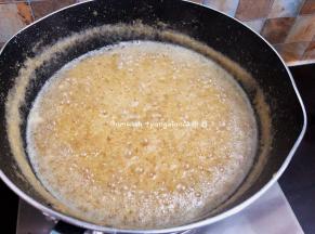 过程是有慢点的，切记别心急，心急蒜蓉会炸焦的，慢慢的蒜蓉酥上色，也开始往上浮，就差不多了，最后开一下大火把所有的蒜蓉酥用网筛捞出来沥干油。（如果你想蒜蓉和油一起泡着装瓶也可以）