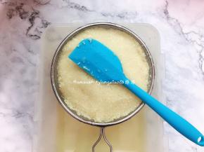 然后用网筛过滤一下水分，洗的时候可以多洗一下，把蒜泥洗去，炸蒜的时候才不会粘锅