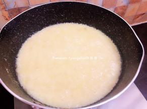 锅中注入食用油，油的量能没过蒜头的量，开始用中小火开始慢慢炸，当油的温度上来时这时可以把火调到最小