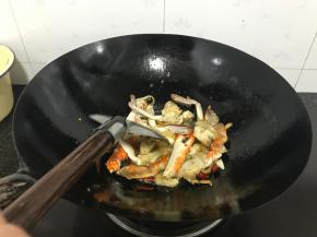 锅中油烧热，加入梭子蟹翻炒