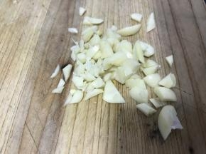 青椒、姜蒜切好备用